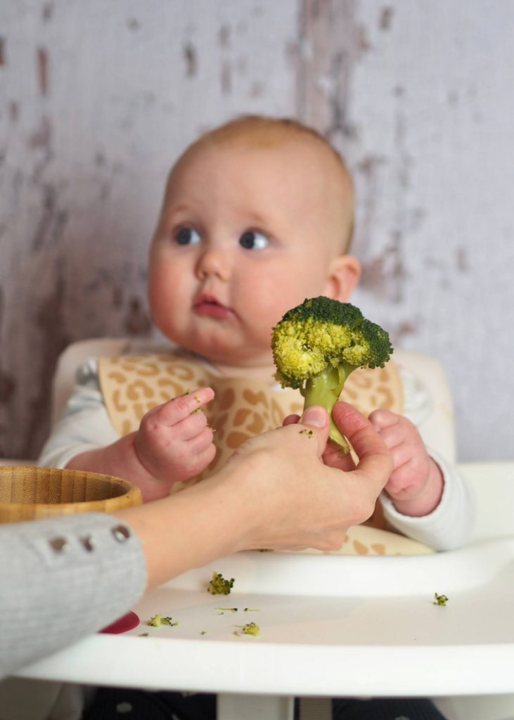 How to help babies and toddlers to self-feed