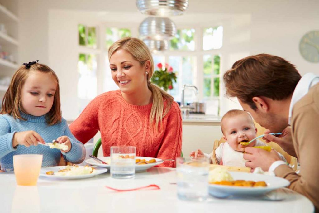 How to Create a Positive Mealtime Environment When Weaning Your Baby