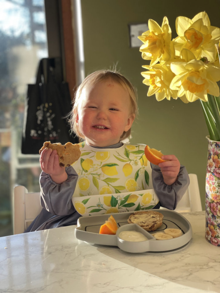 How to help babies and toddlers to self-feed